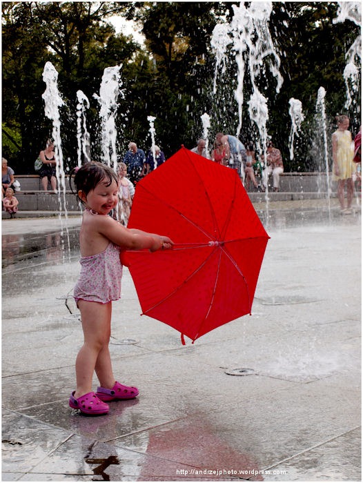 Dziewczynka z czerwoną parasolką