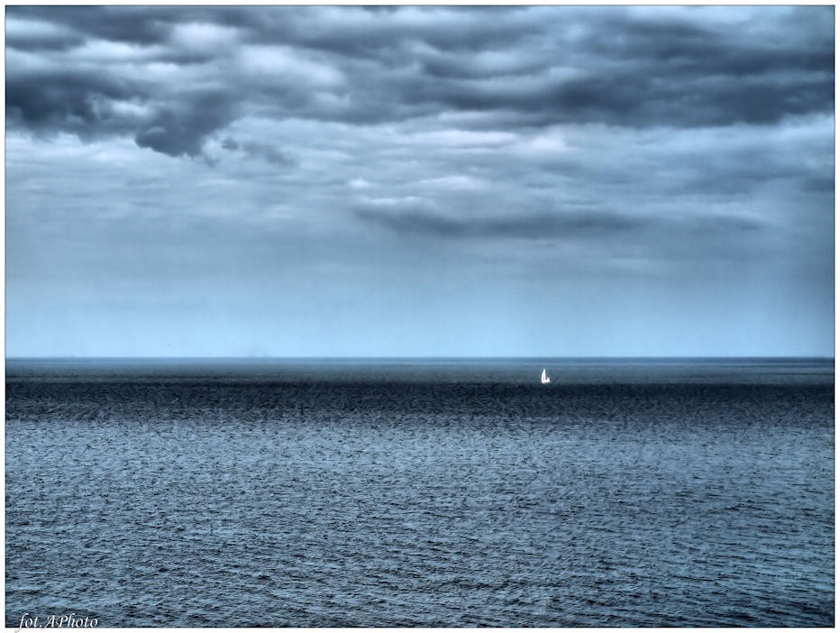 Samotny biały żagiel