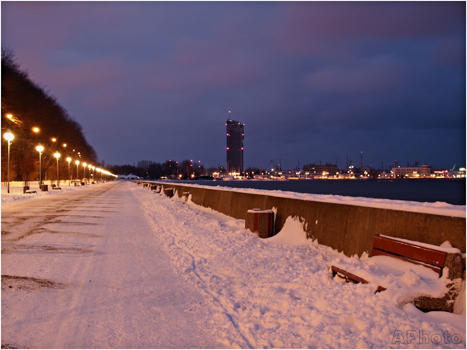 Nadmorski bulwar tuż przed wschodem słońca